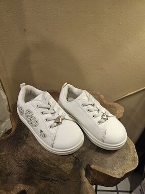 Rouge Girl Kids White Glitter Heart Accent Sneakers